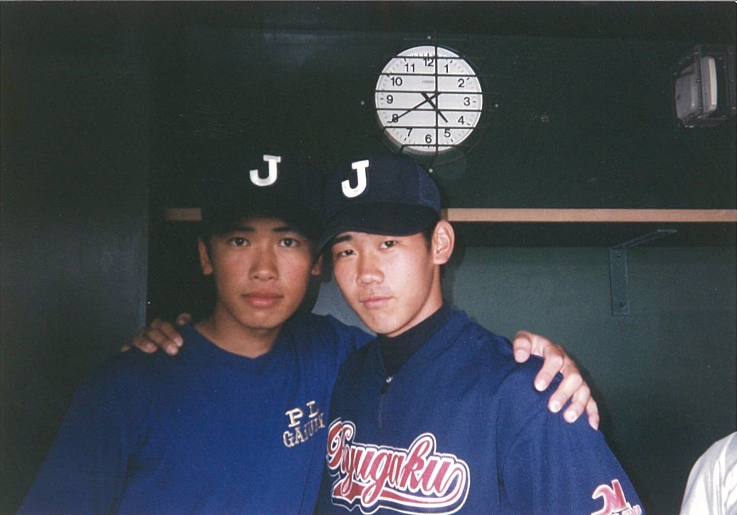 日本代表時代の古畑（左）と松坂　写真は本人提供