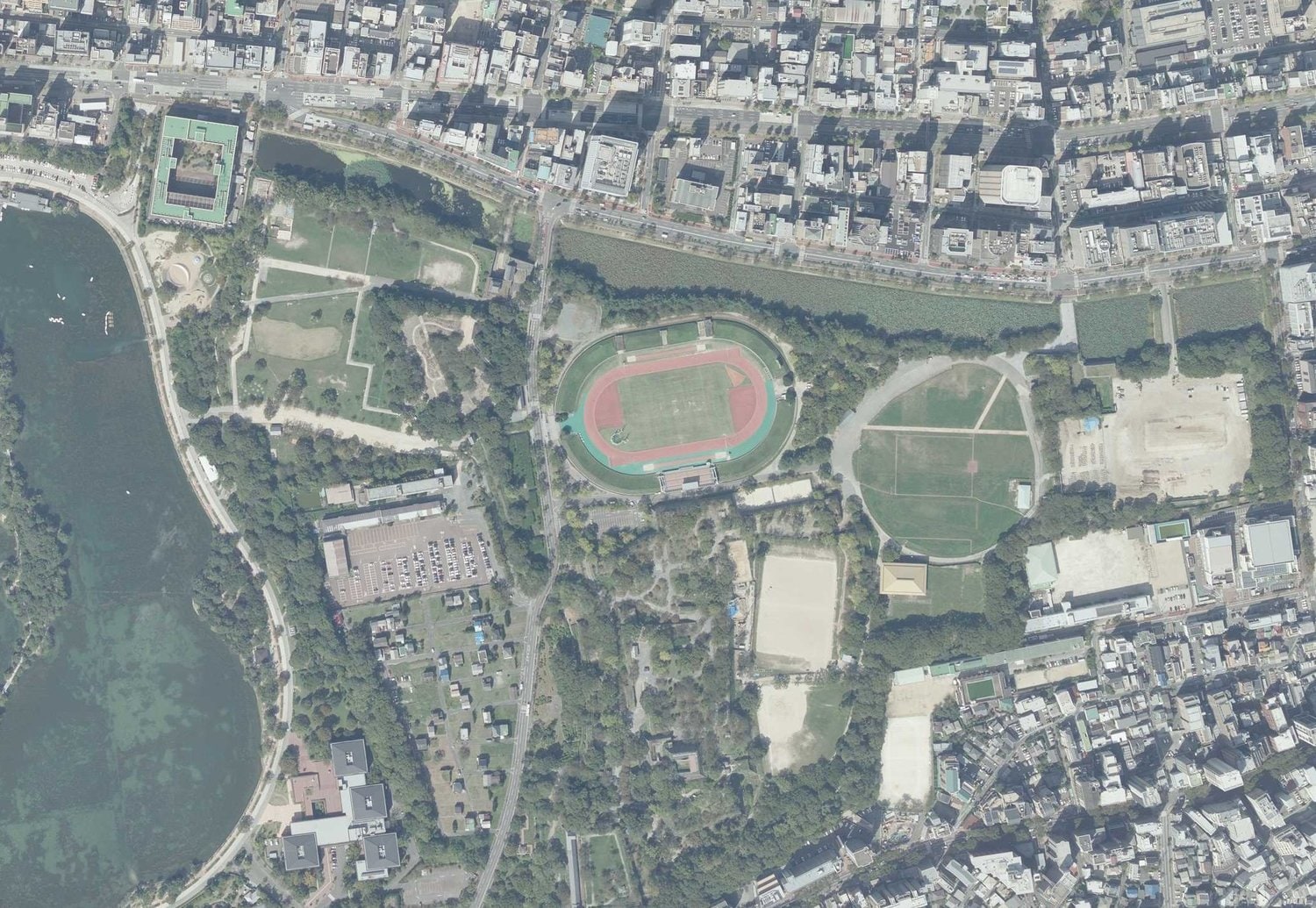 2020年の航空写真。平和台球場はきれいになくなり、歴史公園にリニューアルされた 出典:国土地理院の空中写真