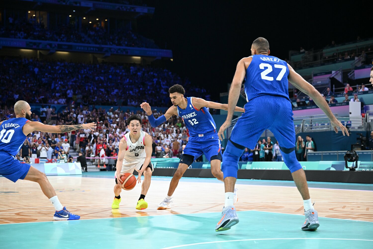 ウェンバンヤマやゴベアら、2ｍを優に越える選手を相手にリバウンドでも活躍した河村　©︎Kaoru Watanabe/JMPA