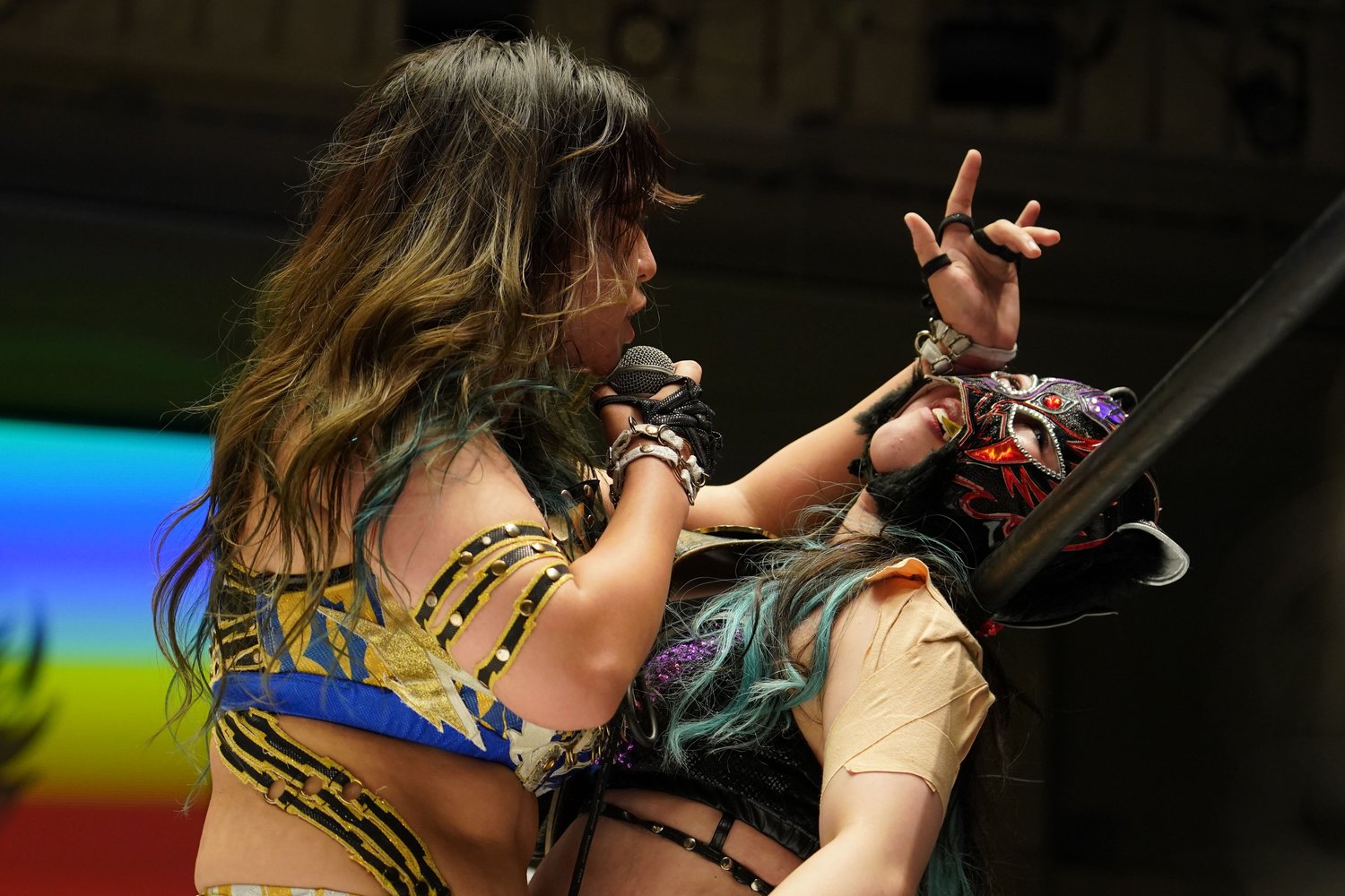 激しい怒りをキッドにぶつける渡辺桃。舌戦の結果、11月3日はハイスピード選手権試合となった