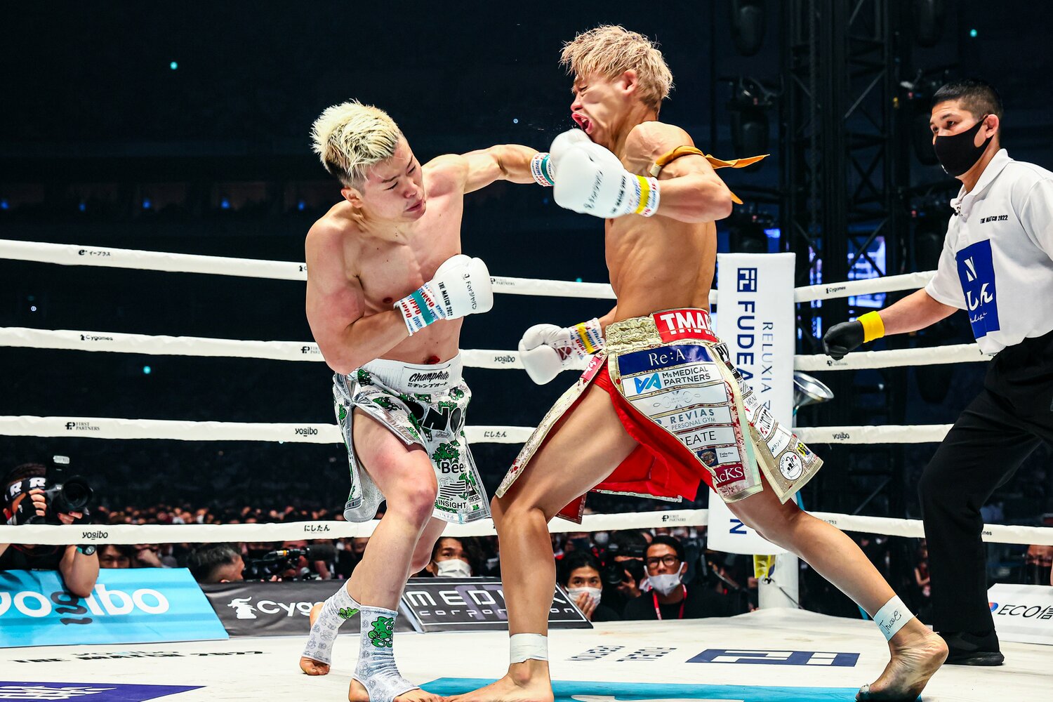 那須川天心はカウンターの左フックで武尊からダウンを奪った　©THE MATCH 2022/Susumu Nagao