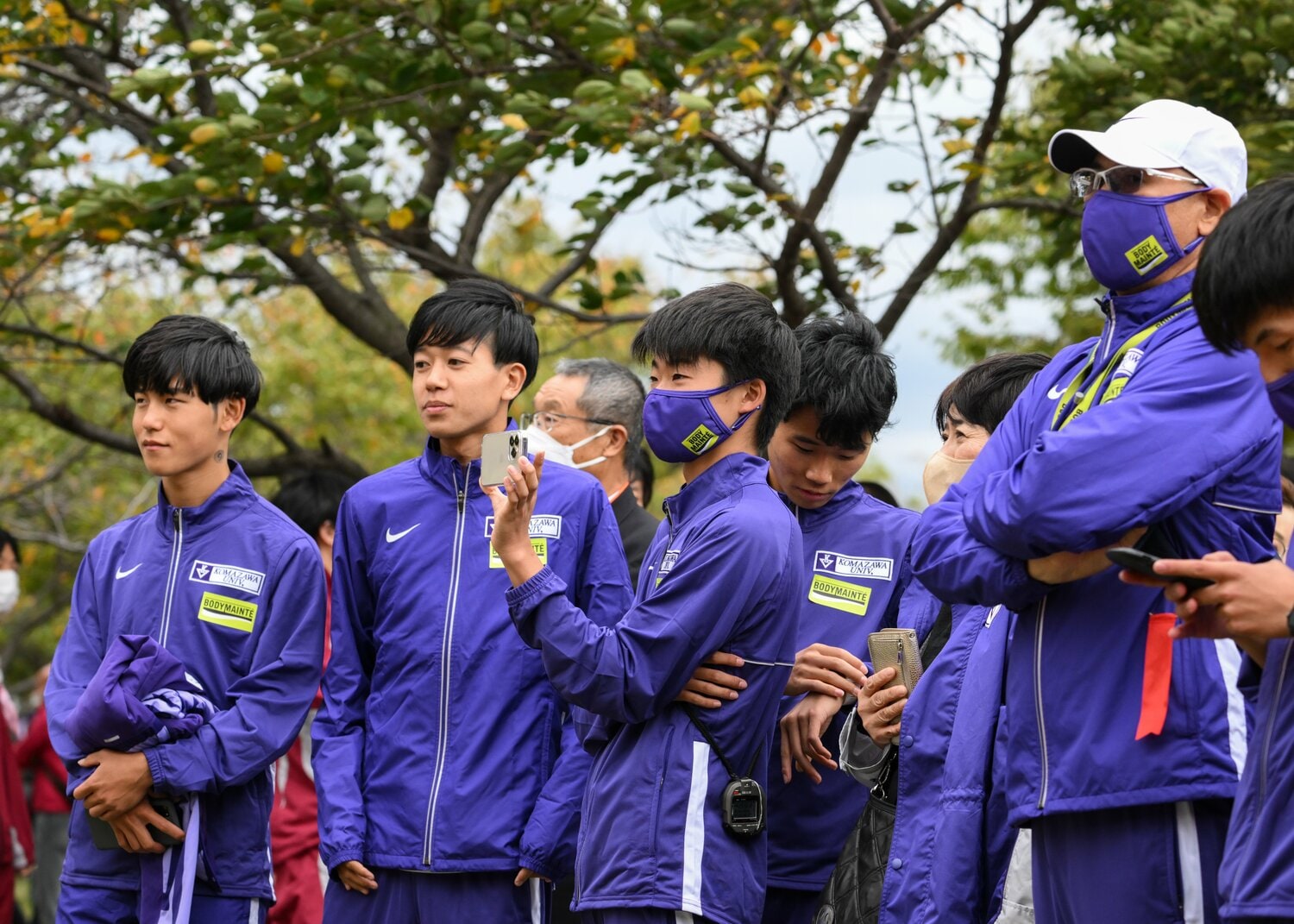 出雲駅伝で、山川（一番左）と一緒に出雲のレースを見守った伊藤（左から2番目）　©Nanae Suzuki