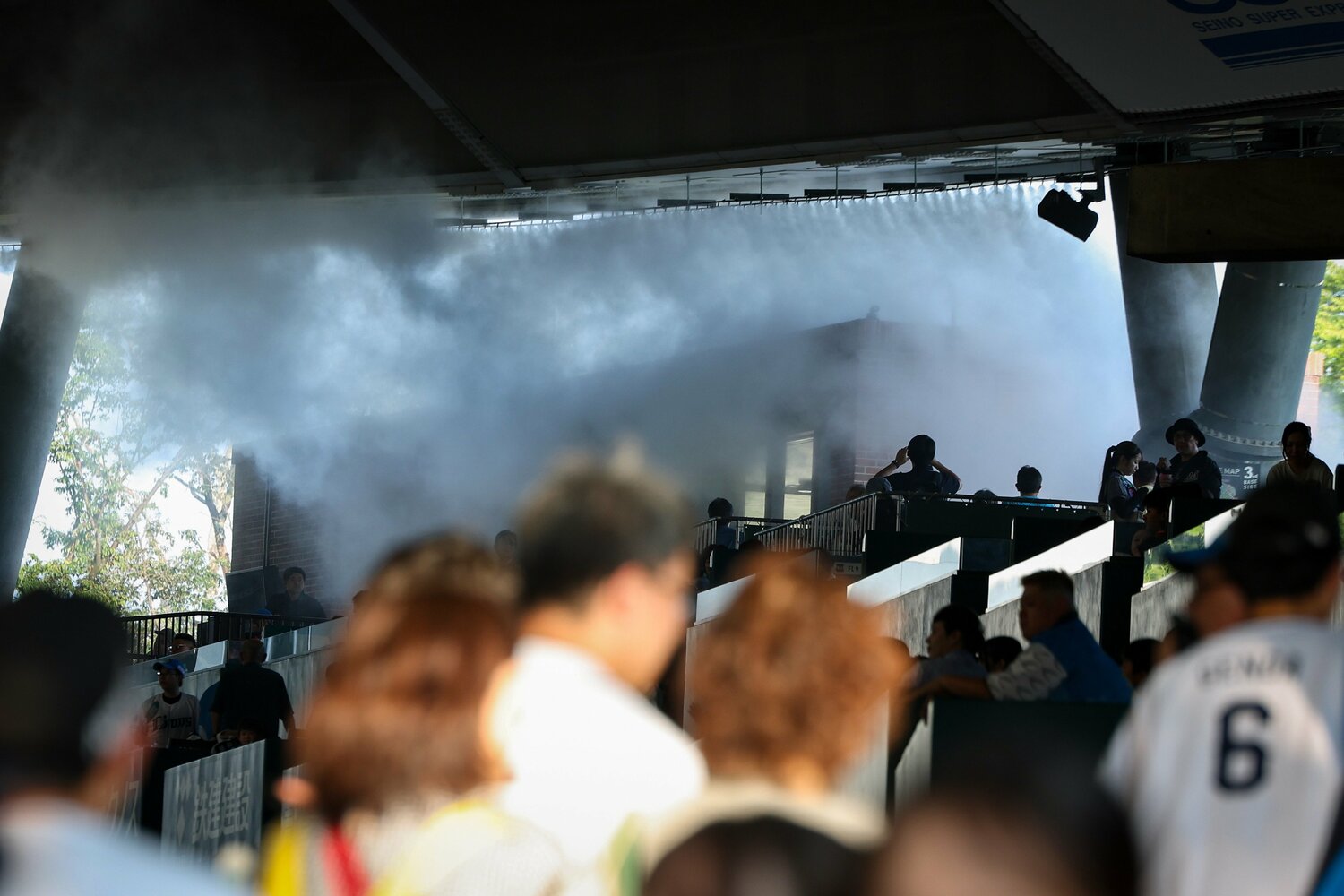 西武の本拠地ベルーナドームの観客席に設置された暑さ対策のミスト設備 ©JIJI PRESS