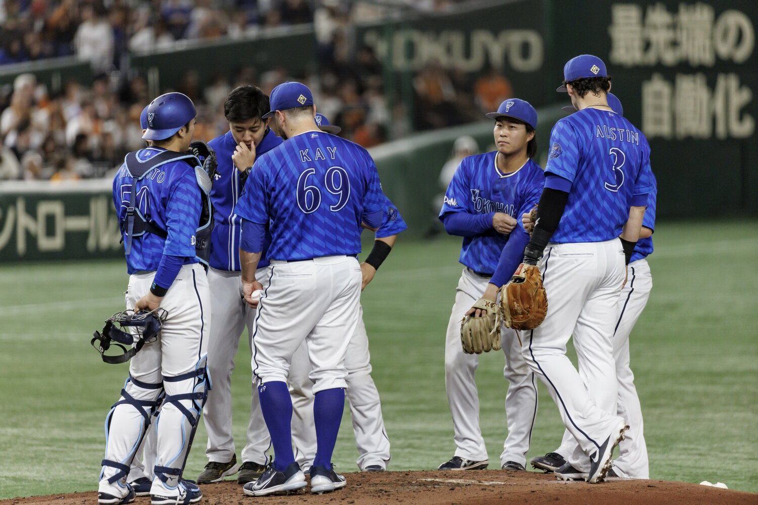 外国人投手ともバッテリーを組む山本　©Kiichi Matsumoto