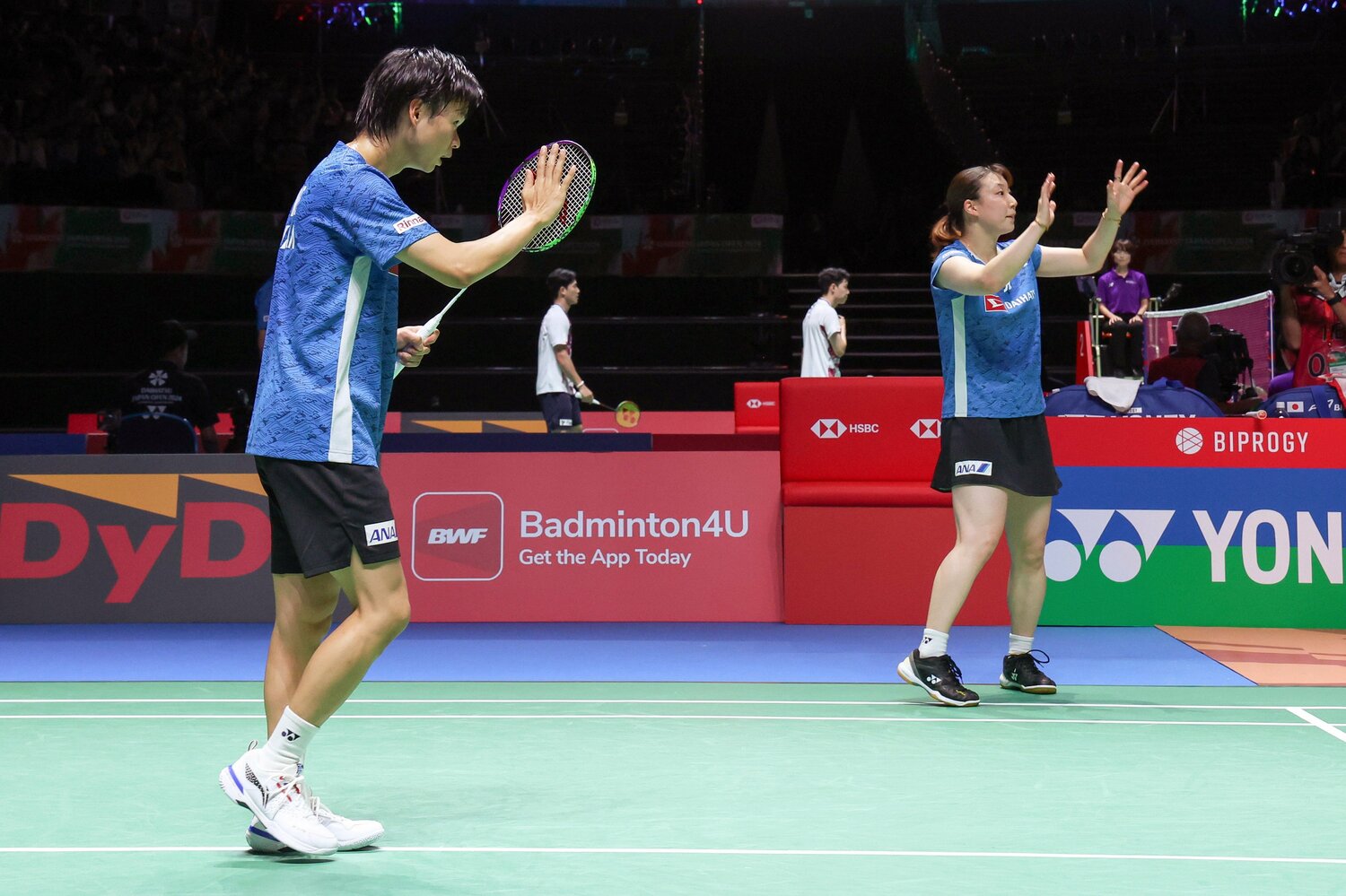 ペアとして最後の大会となったジャパンオープン。準々決勝で敗退しファンに挨拶する渡辺東野 ©JIJI PRESS