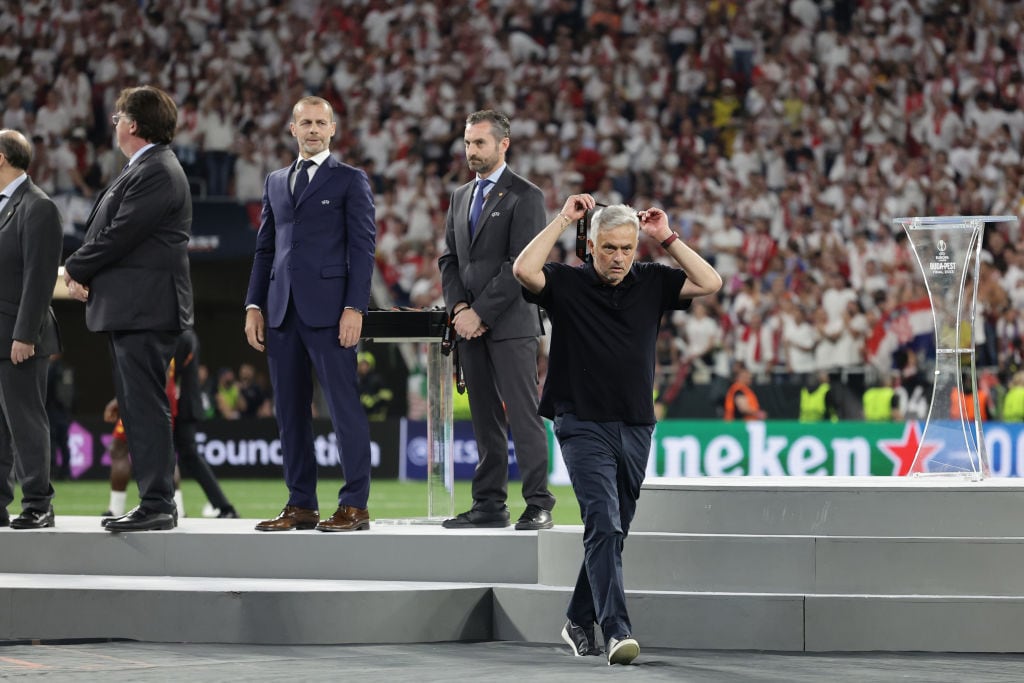 表彰式で銀メダルを授与したモウリーニョだが……　©Getty Images