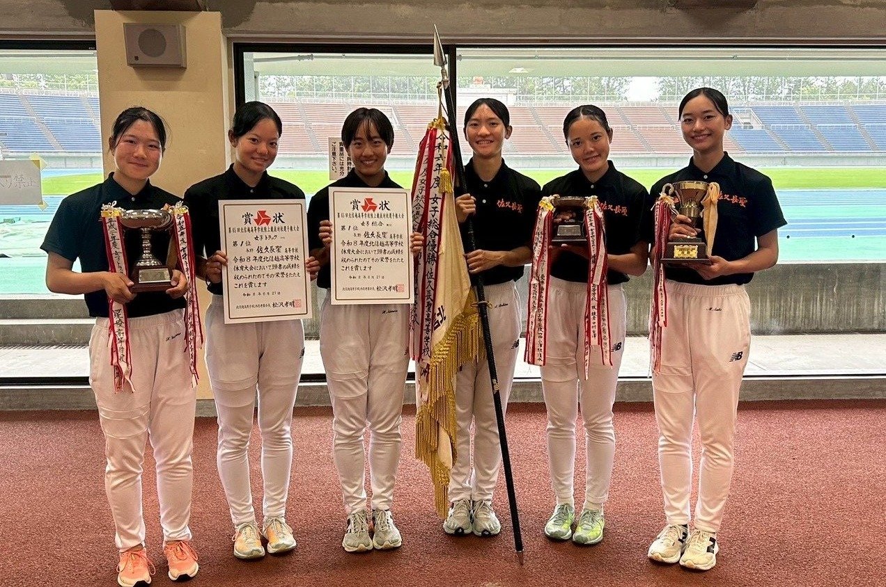 櫻井(左)、横山(左から2番目)の跳躍種目の2人は全国入賞には届かなかったが、その存在が他のメンバーの成長に大きく寄与した/佐久長聖陸上部提供
