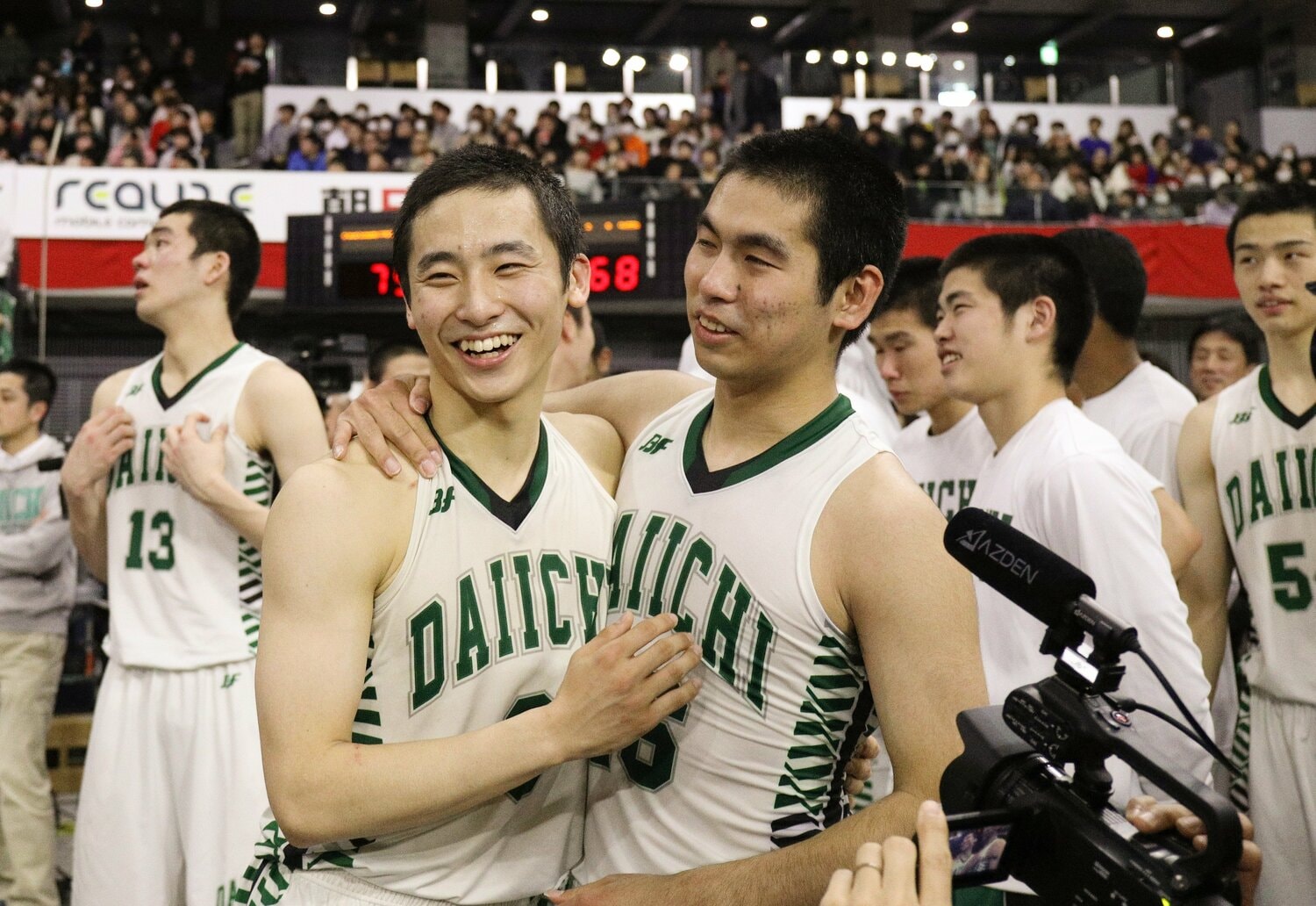 2年連続でウインターカップを制した福岡第一高時代の河村勇輝（左）と小川麻斗（2019年12月29日）©︎JIJI PRESS