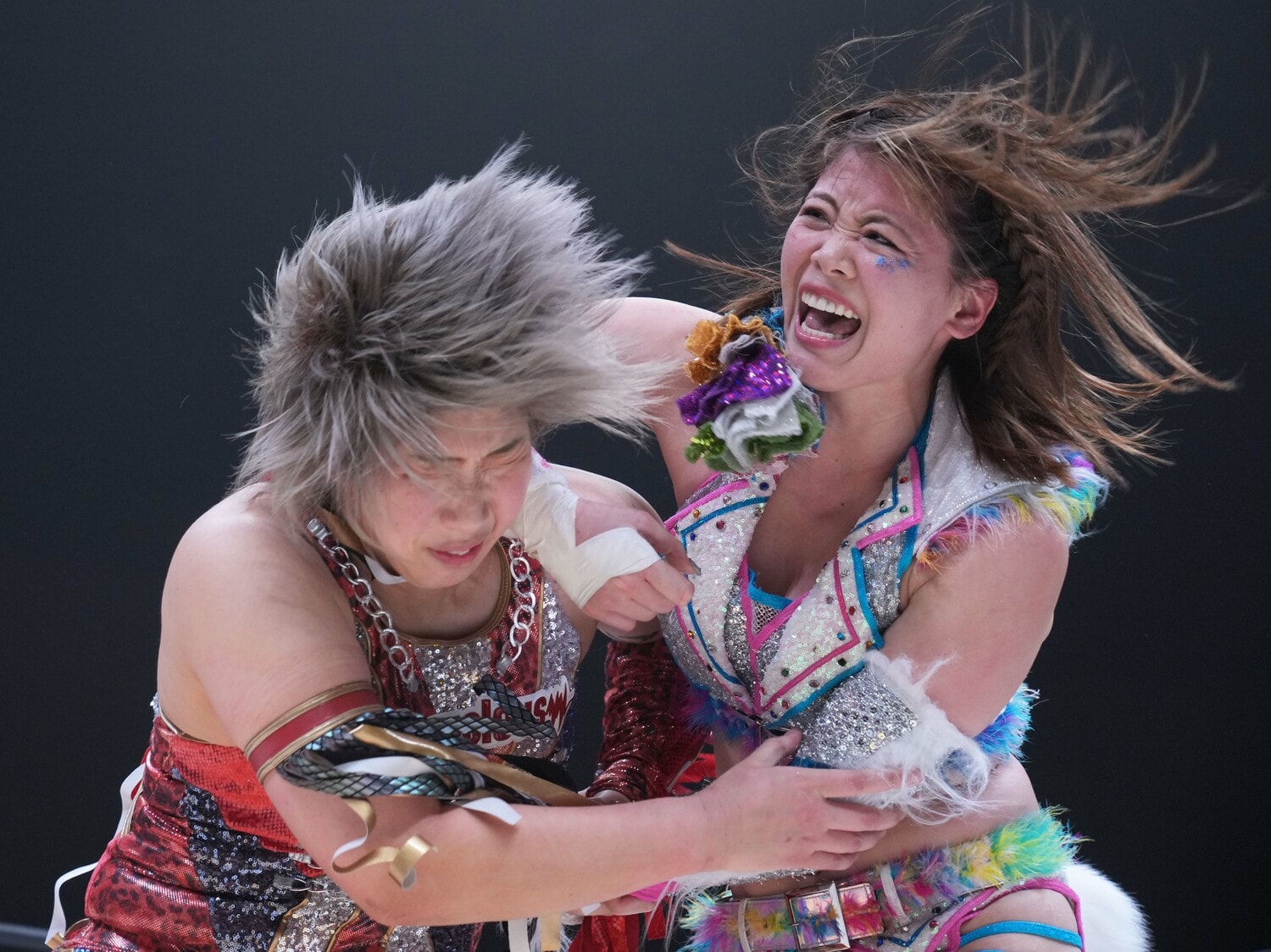 彩羽匠にエルボーを叩き込む岩谷麻優 ©Essei Hara