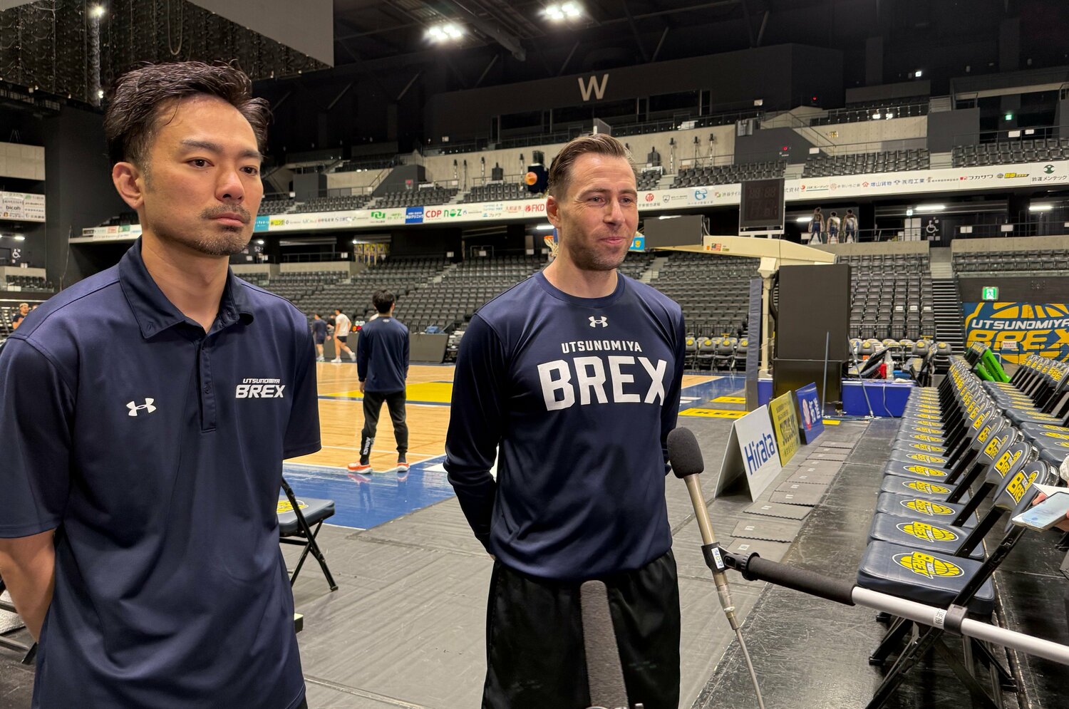 ブレックスのコロネルHC代行と加藤通訳　©Yusuke Mimura