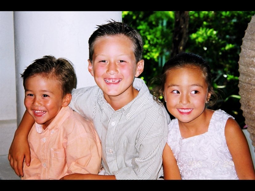 左からラーズ、長男のナイジェルさん、長女のニコールさん(提供=クミさん)