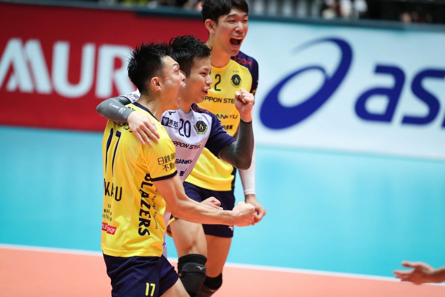 得点が決まり、雄叫びを上げるセッター深津旭弘と東京五輪代表のリベロ山本智大　©︎JVA