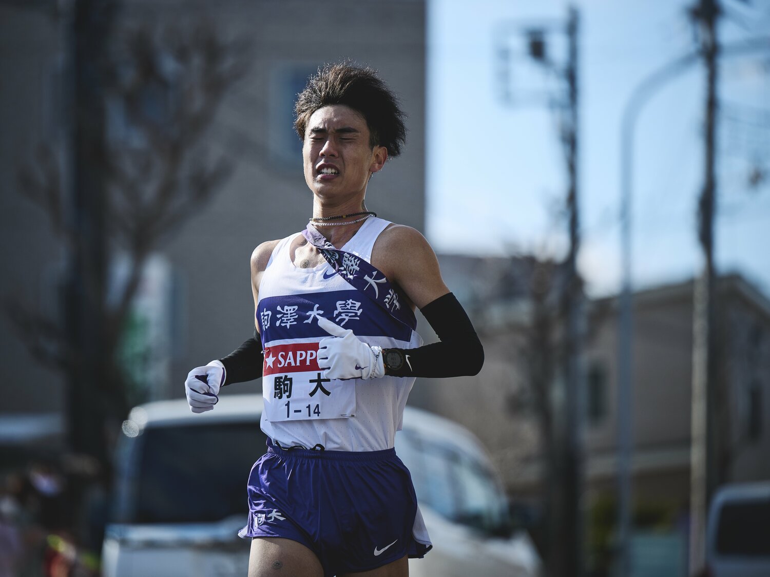 時折、険しい表情を見せていた鈴木。大八木監督によると、15キロ付近からは足に痛みが出ていたと言う　©Yuki Suenaga