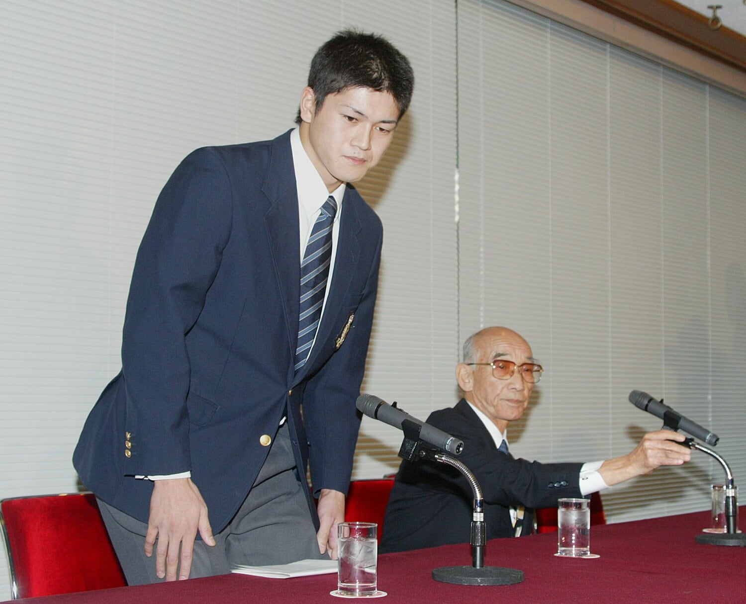 2004年10月、プロ球団からの金銭授受問題について記者会見に臨む一場靖弘（当時、明治大4年）　©JIJI PRESS