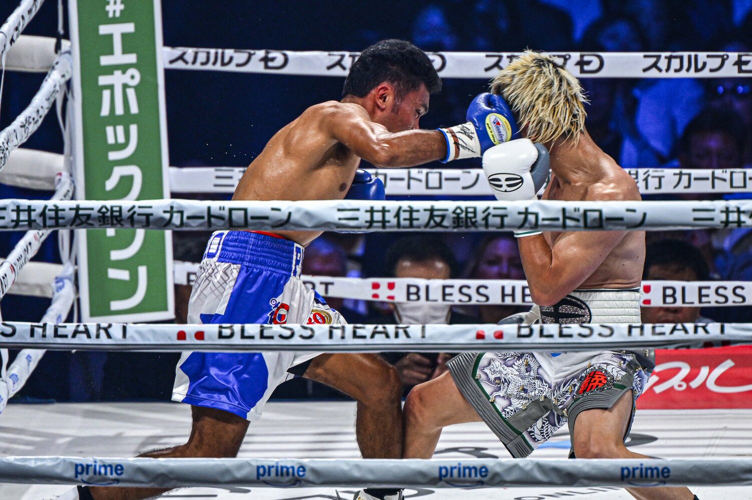 那須川天心の顔面にタイミングよく右フックを入れるアシロ　©Takuya Sugiyama