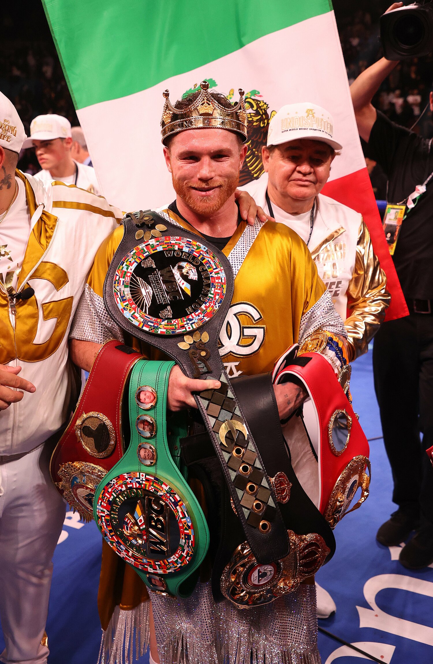 獲得したベルトを抱えて「4団体統一王者」を喜ぶカネロ　©Getty Images