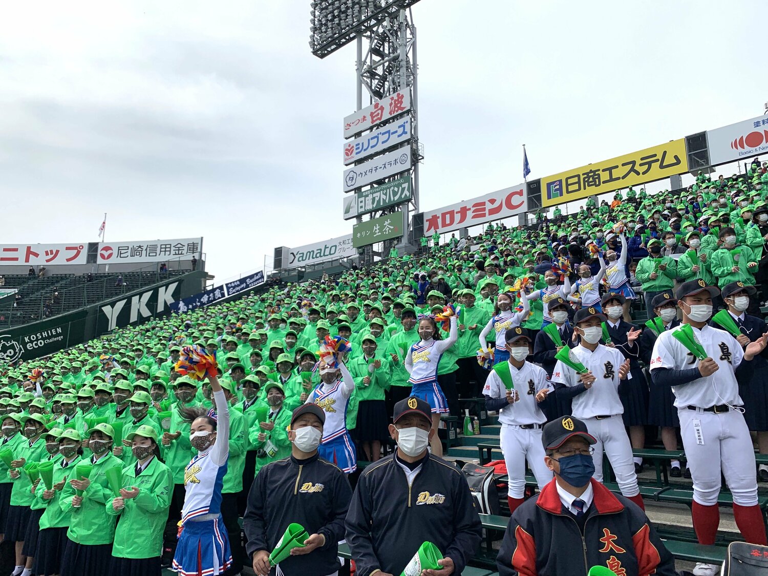 アルプススタンドをびっしり埋めた、大島の応援団　 ©Yukiko Umetsu