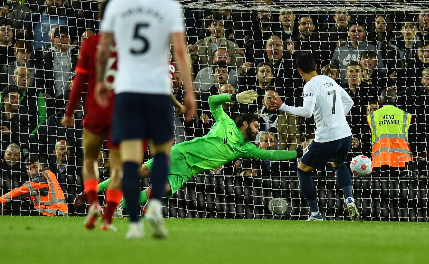 プレミアリーグ第36節リバプール戦で左足でゴールを決めるソン・フンミン　©︎Getty Images