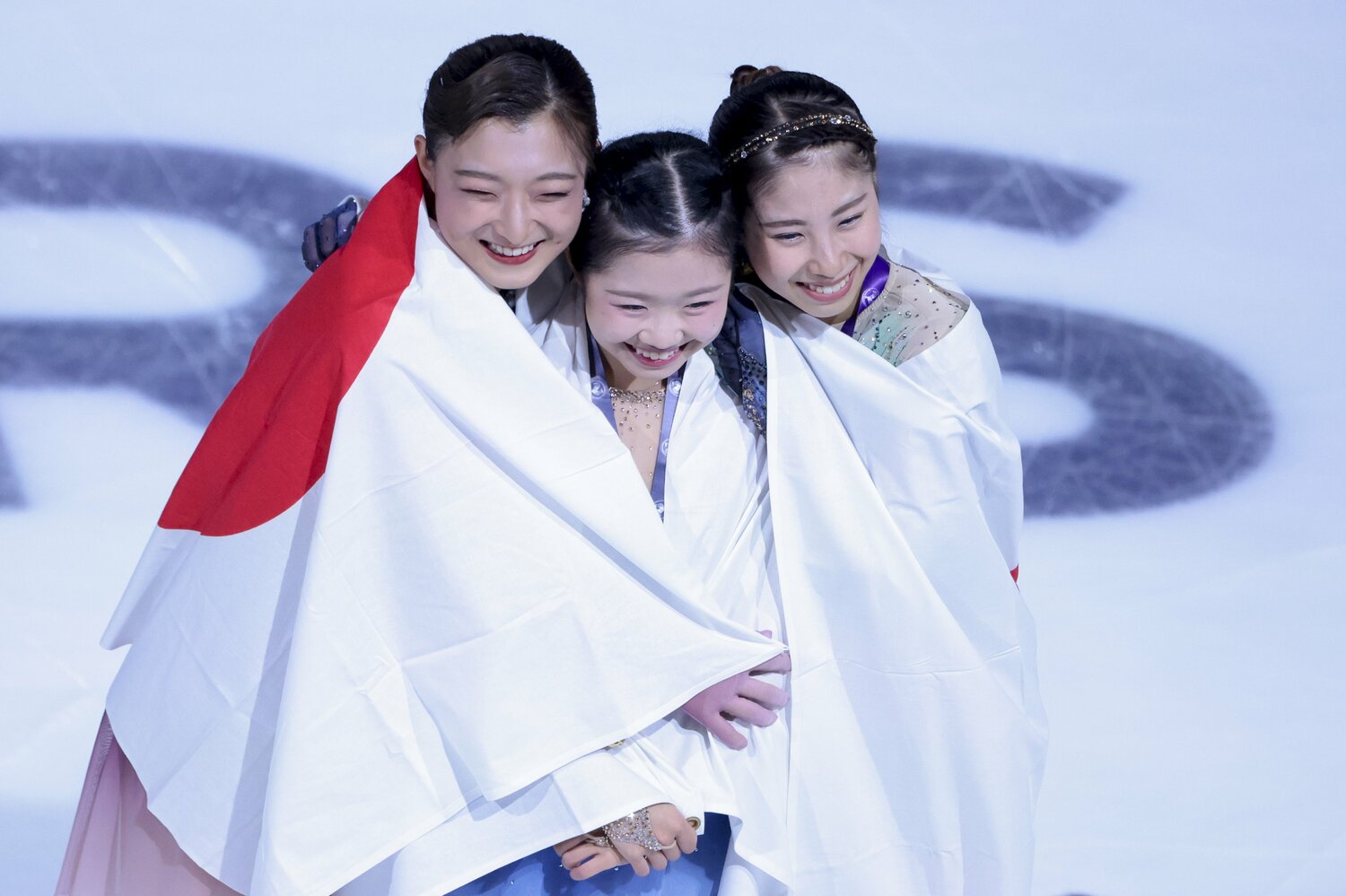 10月のフランス杯でその時点での今季最高得点をマークした中井亜美（中央）を称える坂本花織　©️Getty Images