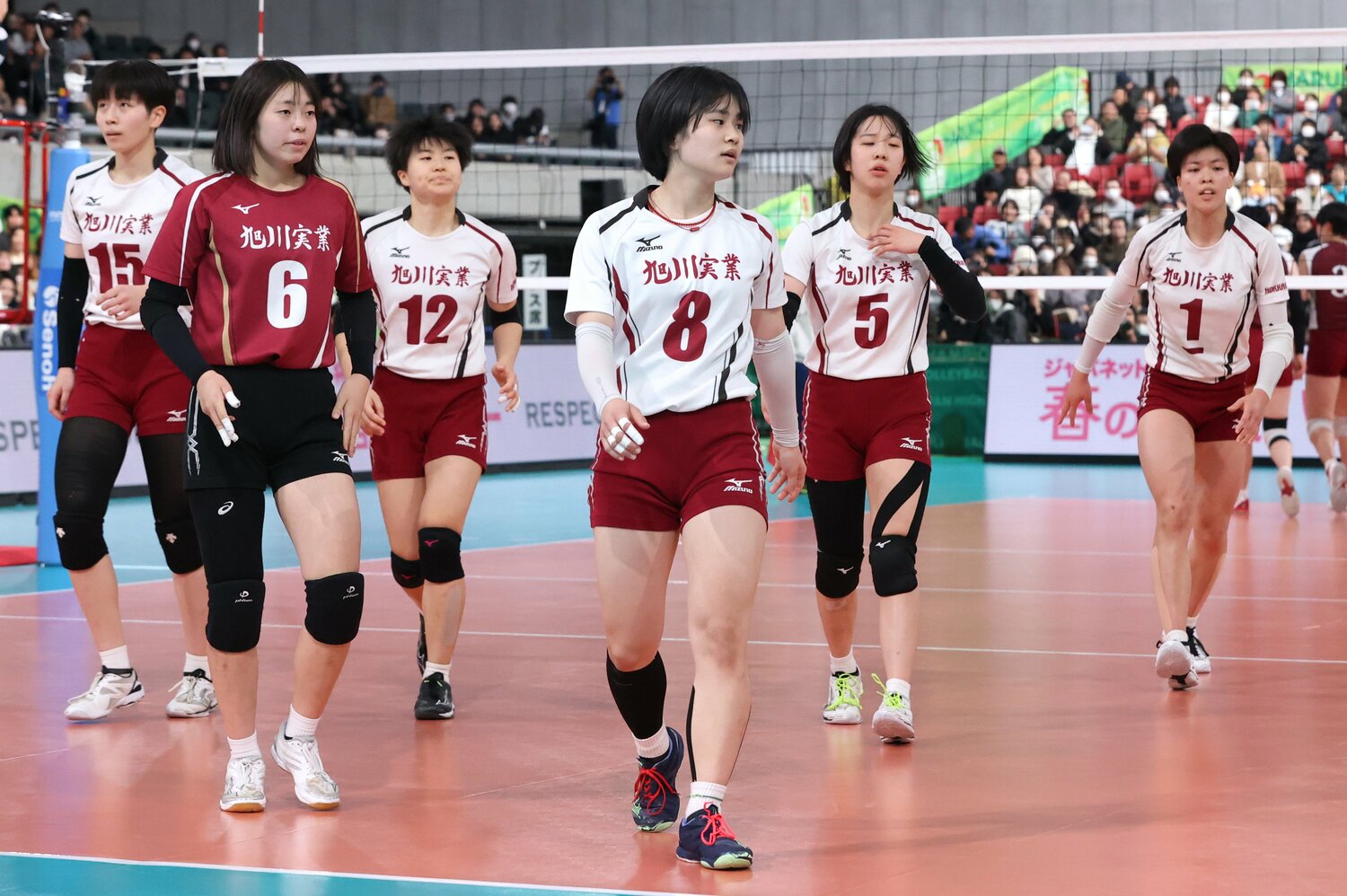 3年生が中心となって髪型の縛りを撤廃した旭川実業。リベロの石崎茉凛(6番)は肩まで髪を伸ばしていた ©︎JIJI PRESS