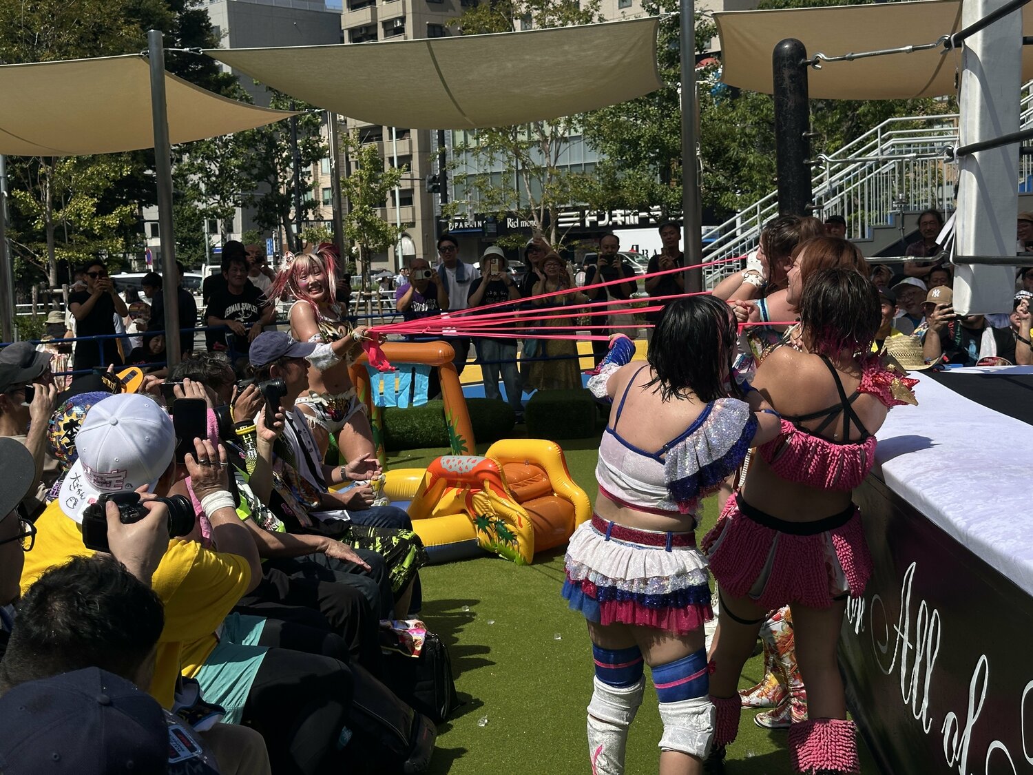 炎天下の昼興行は場外乱闘多め。ウナギ得意のゴムパッチン攻撃も