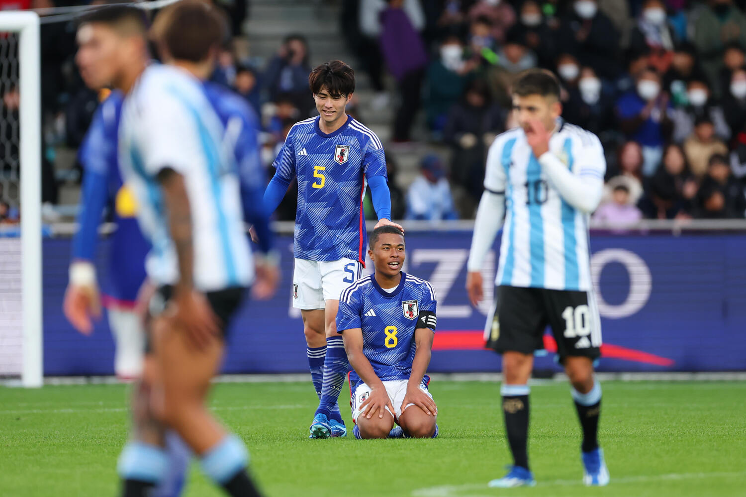 試合終了後、藤田をねぎらう木村　©Naoki Morita/AFLO