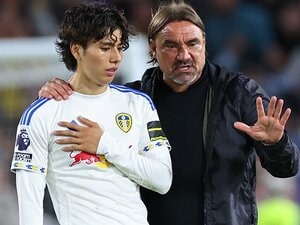 「なぜヒーローのタナカに指摘を？」英国人記者の質問にリーズ監督は…“乱入ファンが肩組み”田中碧26歳の課題「アーセナル戦も厳しさはあるが」