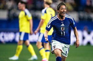 「板倉交代…森保監督が申し訳なさそうに」「前田と鎌田のアツいハグ」W杯スウェーデン戦撮影カメラマンは撮った「ゴール裏に西日対策が」