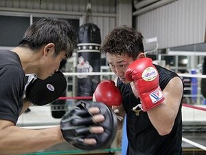 WBA世界王者に挑む34歳の久田哲也。「一本歯下駄」特訓と娘への思い。