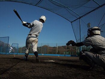 野球の新練習法は冗談から生まれる。外野の頭を越えたらグラブを外す?!＜Number Web＞ photograph by Hideki Sugiyama