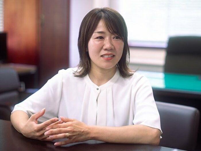 「海外ではベビーカーを押して来るジョッキーがいた」女性騎手→調教師として出産、宮川真衣が語る「日本の競馬界で“母親”になる難しさ」＜Number Web＞ photograph by Takuya Sugiyama