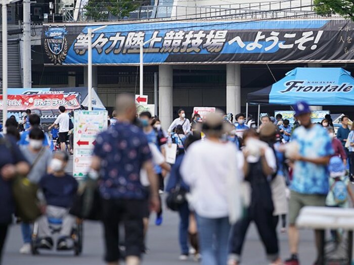 「同級生の“先生のモノマネ”って面白かったですよね？」 フロンターレ名物・集客企画の担当者が「身内ネタ」感を大切にするワケ＜Number Web＞ photograph by J.LEAGUE