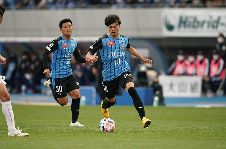 開幕戦では揃って出場した三笘（右）と旗手。選手層が厚い川崎でも出番は巡ってきそうだ。 ／ photograph by J.LEAGUE