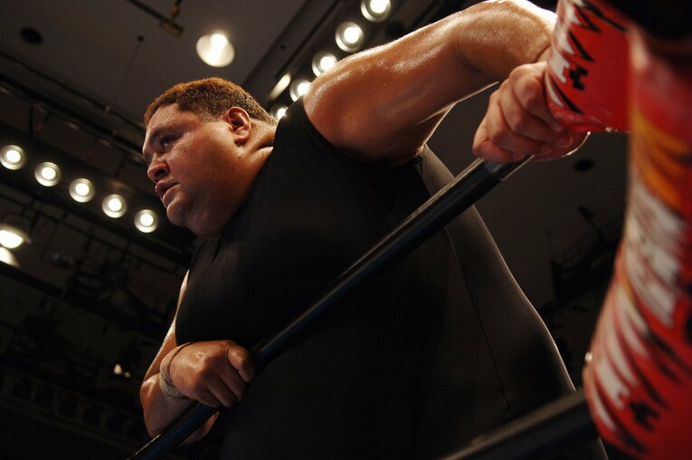 2005年8月21日、後楽園ホール。全日本プロレスのリングに上がった曙　©Essei Hara