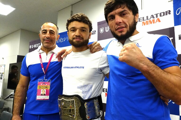 盟友トフィック・ムサエフと肩を組むケラモフ　©Koji Fuse