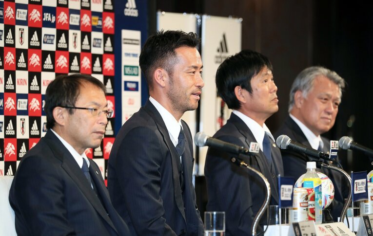 帰国会見に臨んだ（左から）反町技術委員長、吉田、森保監督、田嶋会長　©JIJI PRESS