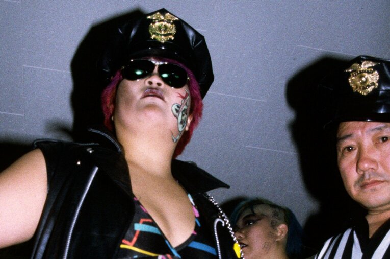 “極悪レフェリー”阿部四郎（右端）とダンプ松本 ／ photograph by AFLO