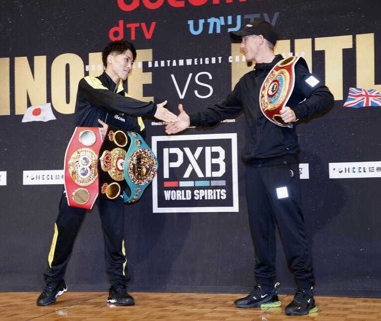 12月10日、井上尚弥は黒髪に染めてポール・バトラーとの会見に臨んだ　©KYODO