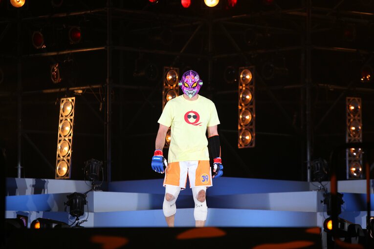 「新世紀エヴァンゲリオン」風のマスクを被って登場