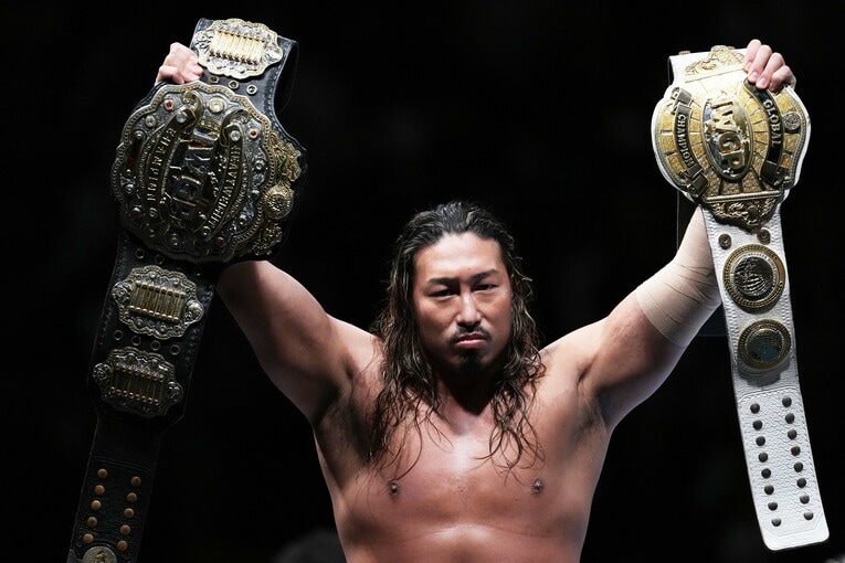IWGPヘビー級王座とGLOBAL王座を掲げる辻陽太。IWGPヘビー級王者を夢見て新日本プロレスに入った男は、ついにそれを成し遂げ歴史をつないだ　©Essei Hara