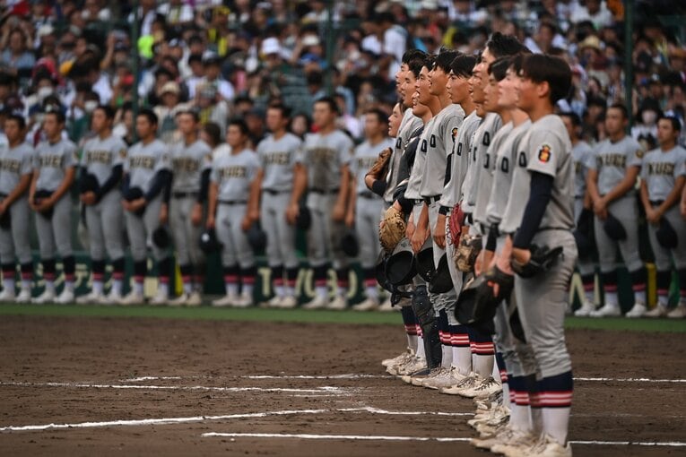 優勝した後に整列する慶応の選手たち。髪型も話題に　©Naoya Sanuki