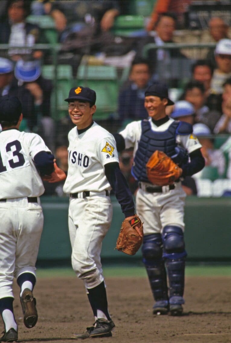 マウンドで笑顔を浮かべる伊野商・渡辺、柳野ら©︎Katsuro Okazawa/AFLO