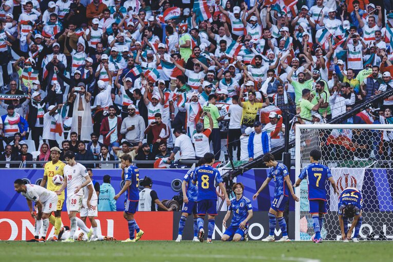 後半アディショナルタイムにPKを与え、ピッチに座り込む板倉滉　©Kiichi Matsumoto