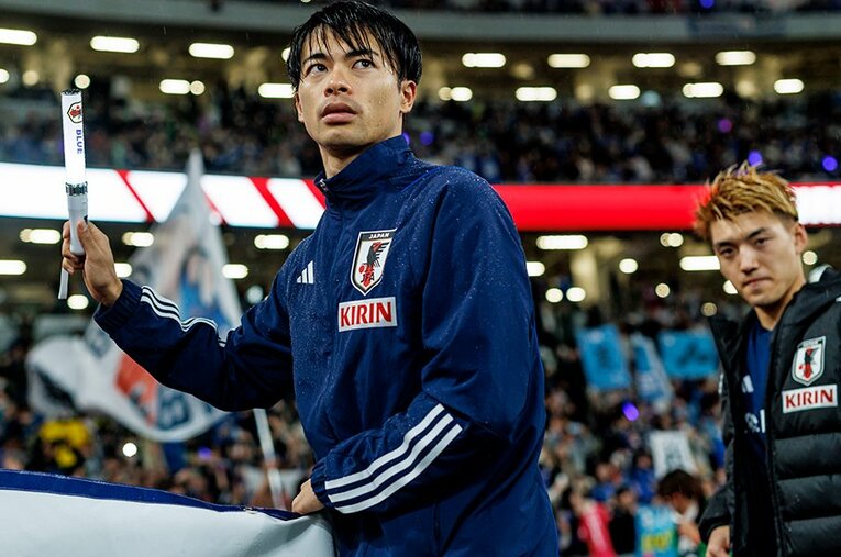 ウルグアイ戦後の三笘薫と堂安律。スペイン代表スタッフと旧知の関係である日本人指導者・白石氏に“W杯番狂わせの真相”を聞いた ／ photograph by Kiichi Matsumoto/JMPA