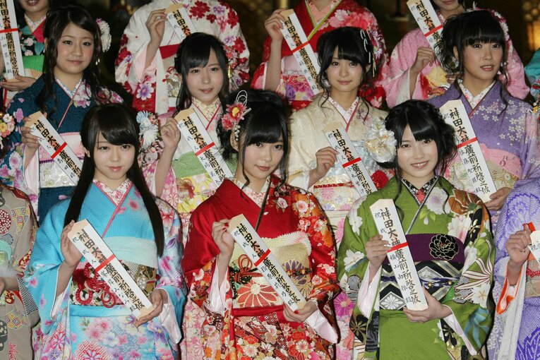 2013年1月撮影、後列左から2番目が大場さん　©JIJI PRESS