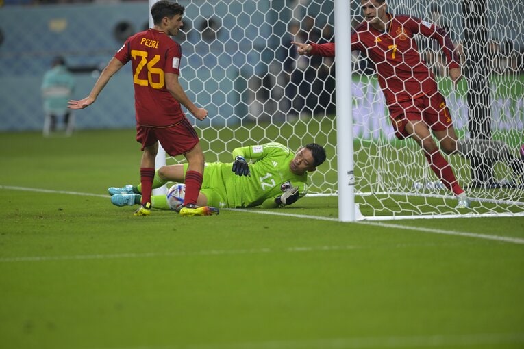 スペイン戦、モラタにゴールを決められる権田。スペイン戦はこの1失点のみにおさえた　©Koki Nagahama／JMPA