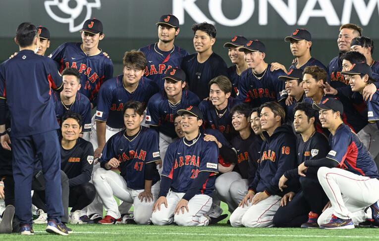 栗林（1列目中央／20番）はWBC1次ラウンドのオーストラリア戦後に侍ジャパンを離れることが決まり、チームメイトと記念撮影©︎KYODO