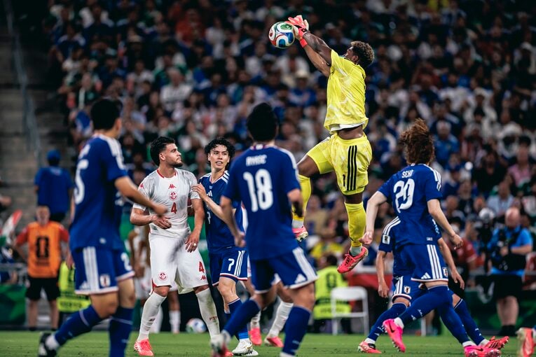 元コーチは「ザイオンほど高く跳べるGKは見たことがない」と太鼓判のジャンプ力　©Kiichi Matsumoto/JMPA