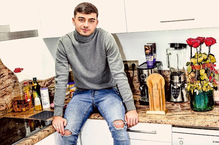 バルセロナの自宅キッチンで撮影に応じるペドリ。私服だと、どこにでもいる若者にしか見えない ／ photograph by L’Équipe