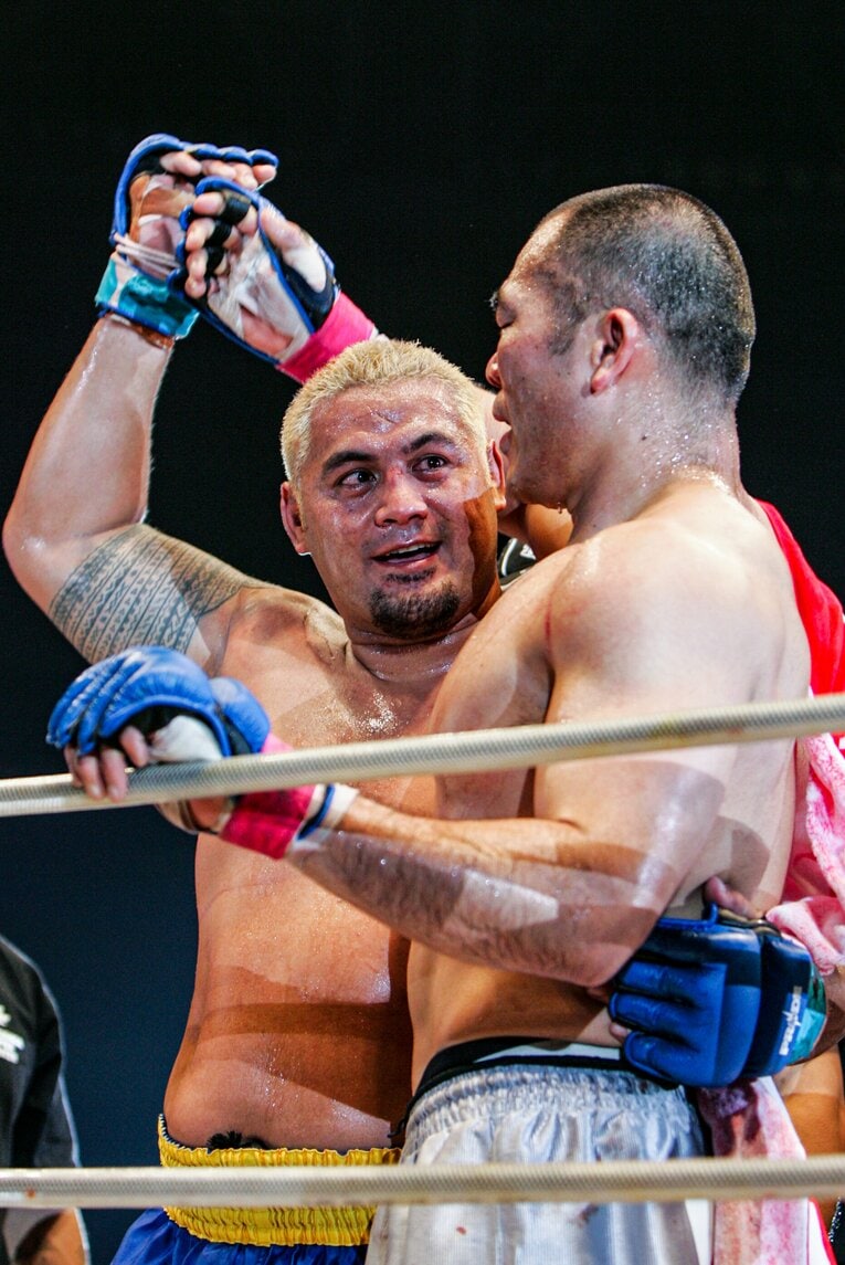 殴り合いの末にTKO勝ち。試合後、高阪剛を称えるマーク・ハント　©Susumu Nagao